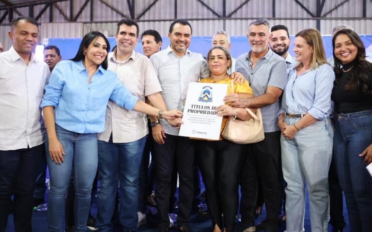 Deputados Celebram Entrega de Títulos de Imóveis em Taquari