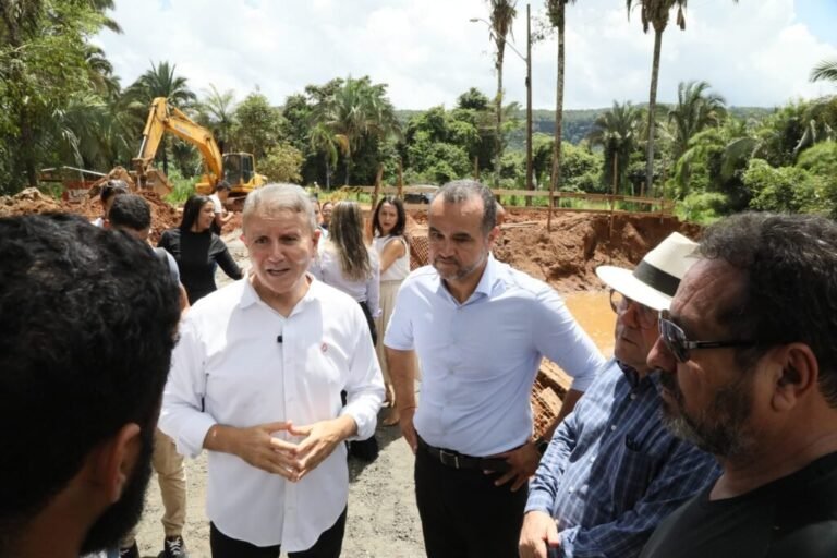 Prefeito Eduardo Siqueira Campos vistoria construção da ponte no distrito de Taquaruçu