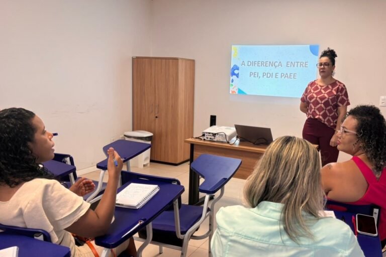 Formação reúne supervisores escolares para aplicar Plano de Ensino Individualizado em Palmas